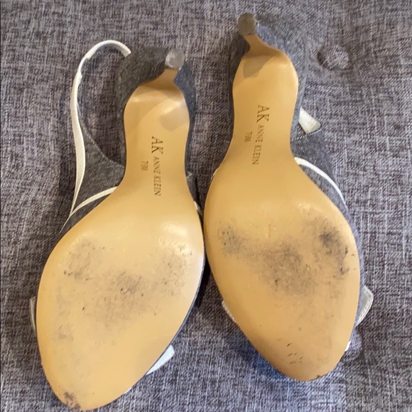 Anne Klein grey and white peep toe with a bow - Picture 3 of 3